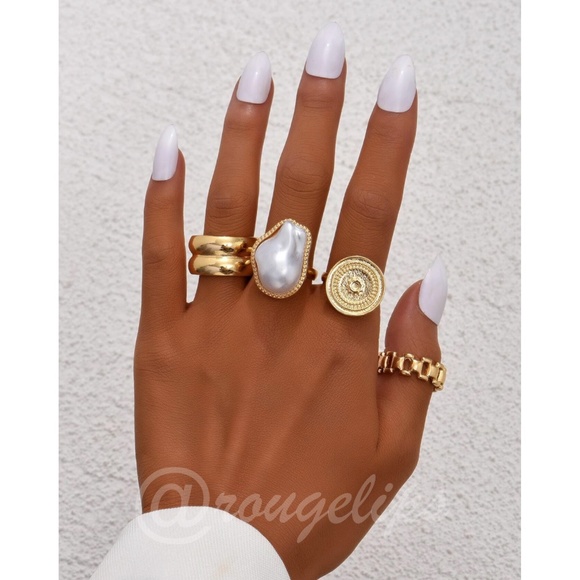 Set of 4 Fashion Rings Gold Tone Faux Pearl - Picture 1 of 6